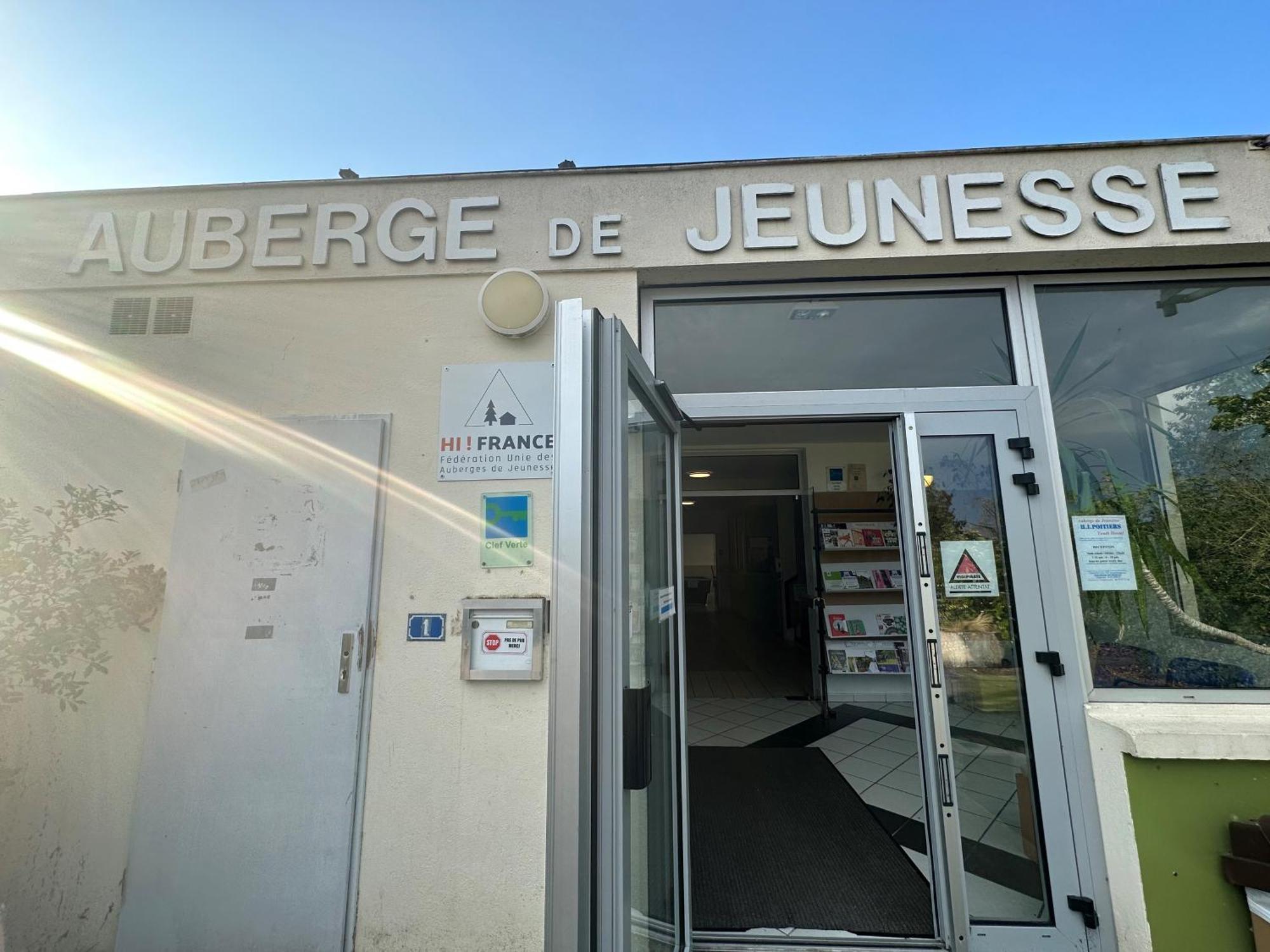 Auberge De Jeunesse Hi Poitiers Exterior photo
